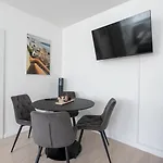 Perfect For Work Trips & Family Holidays דירה