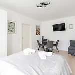 דירה Perfect For Work Trips & Family Holidays *